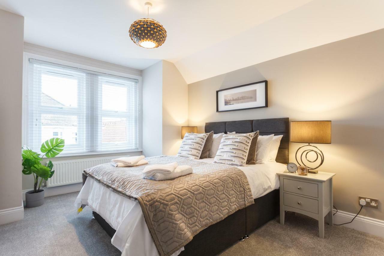 Stylish Town Centre House - 300Mbps, Parking & Sunny Decking Leilighet Bournemouth Eksteriør bilde