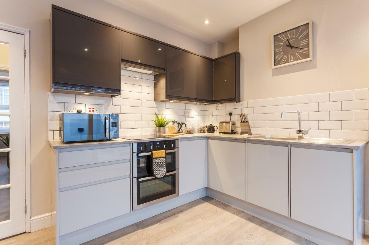 Stylish Town Centre House - 300Mbps, Parking & Sunny Decking Leilighet Bournemouth Eksteriør bilde