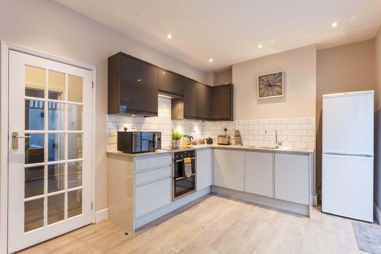 Stylish Town Centre House - 300Mbps, Parking & Sunny Decking Leilighet Bournemouth Eksteriør bilde